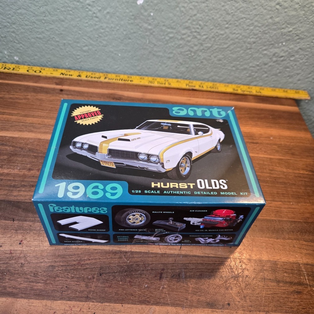 AMT 703/12 1969 Hurst Olds Model Kit 1:25 New open box